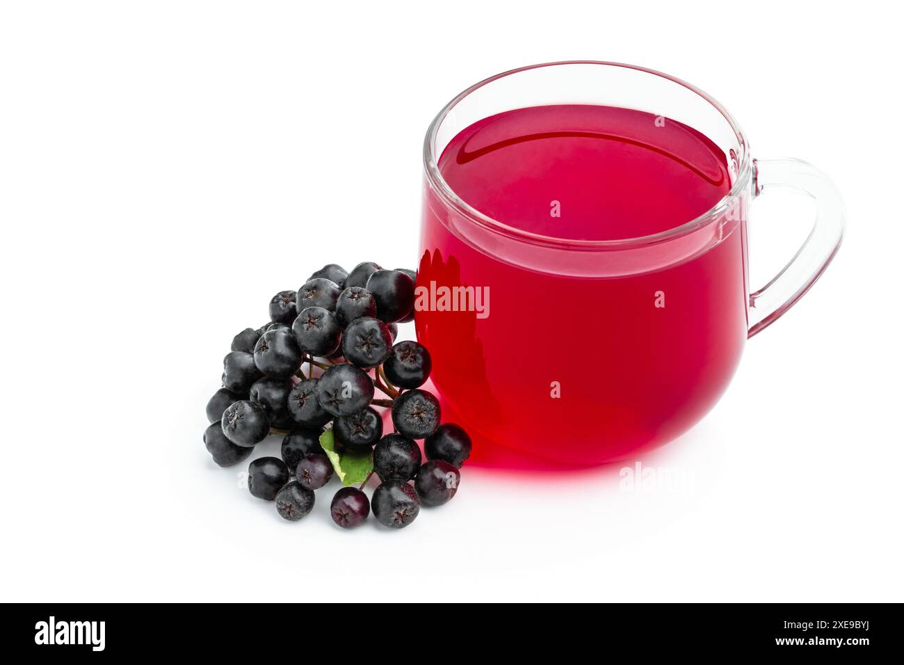 Succo di cioccolato nero e bacche fresche isolate in bianco Foto Stock