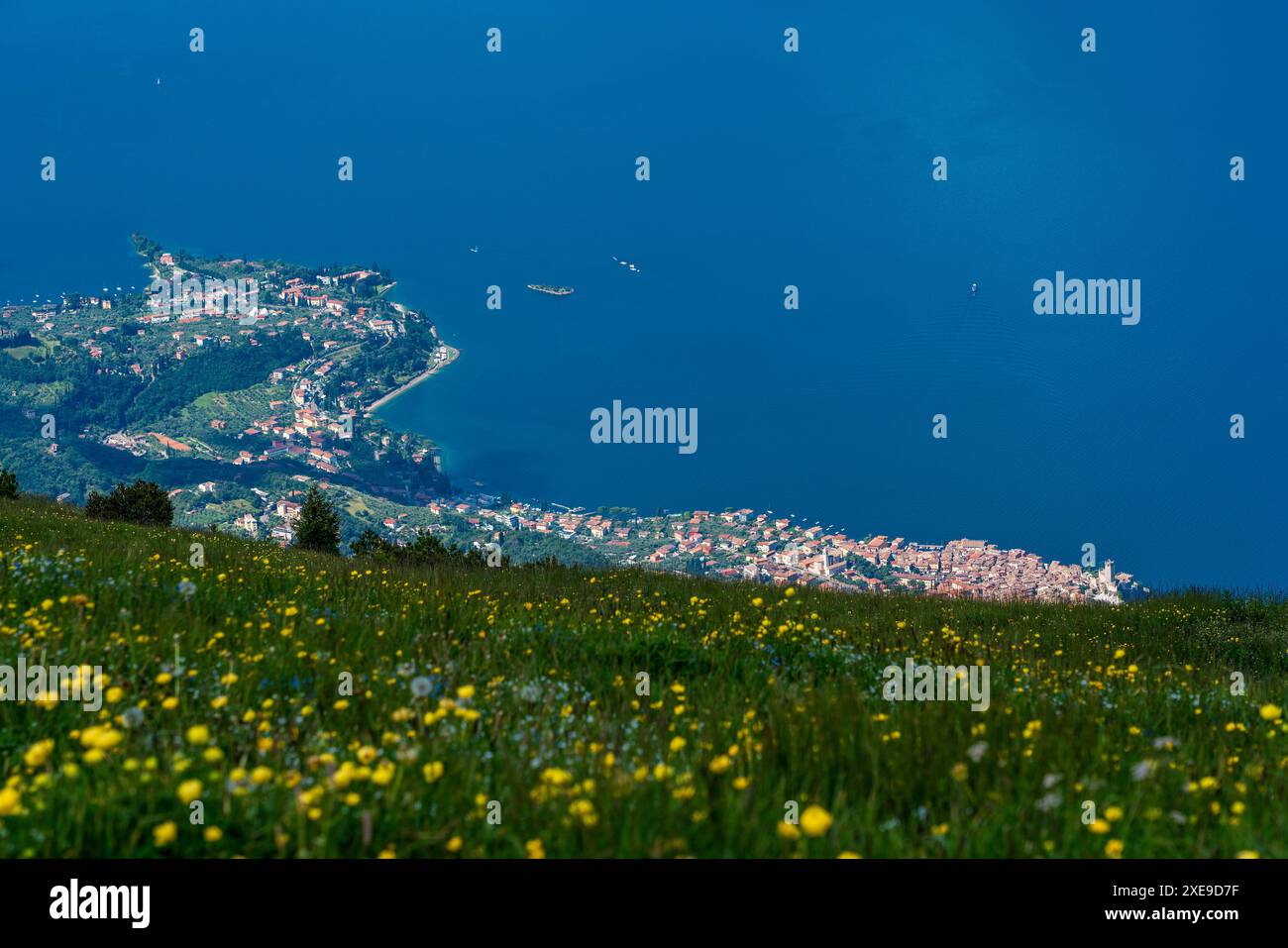 Vista panoramica dal Monte Baldo sul Lago di Garda vicino a Malcesine in Italia. Foto Stock