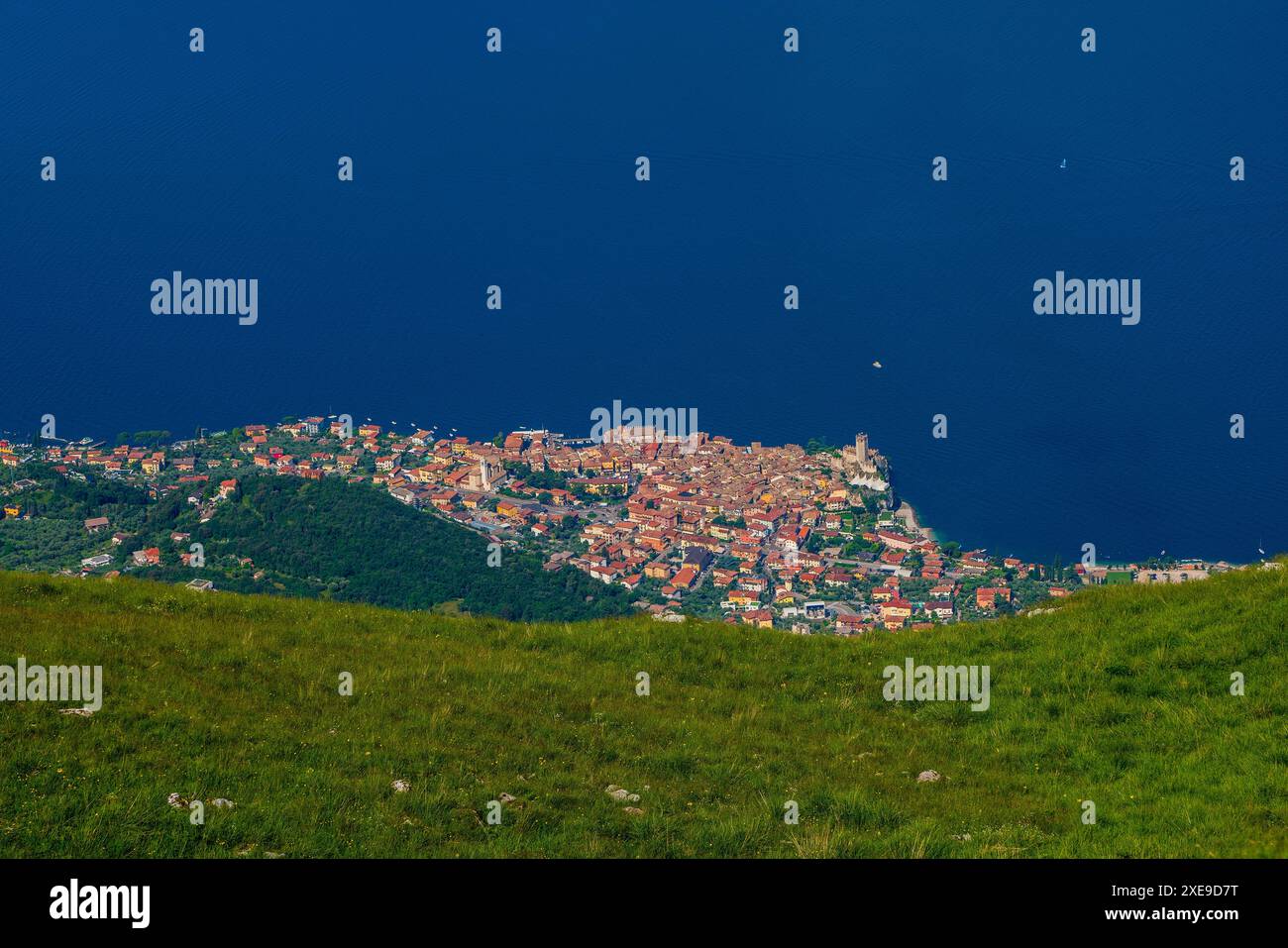 Vista panoramica dal Monte Baldo sul Lago di Garda vicino a Malcesine in Italia. Foto Stock