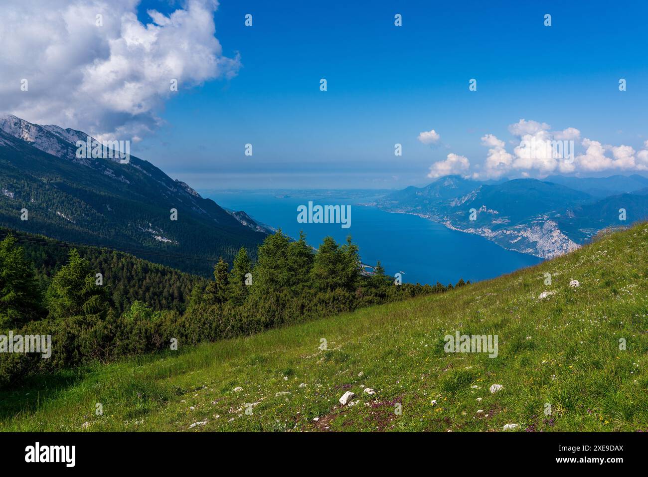 Vista panoramica dal Monte Baldo sul Lago di Garda vicino a Malcesine in Italia. Foto Stock