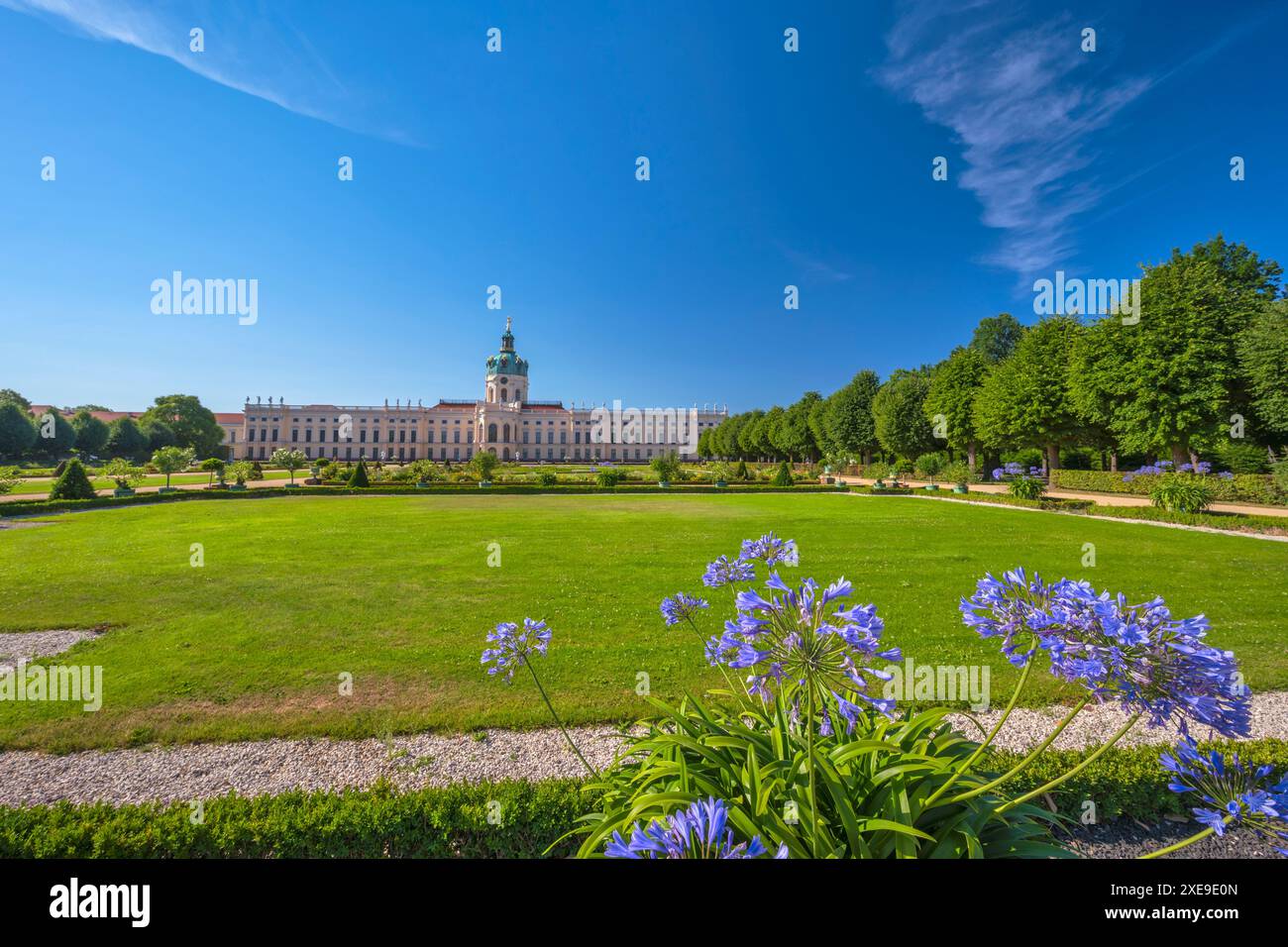 Berlino, Germania - 19 luglio 2022 : lato posteriore del castello di Charlottenburg (Schloss) il palazzo estivo barocco con giardino Foto Stock