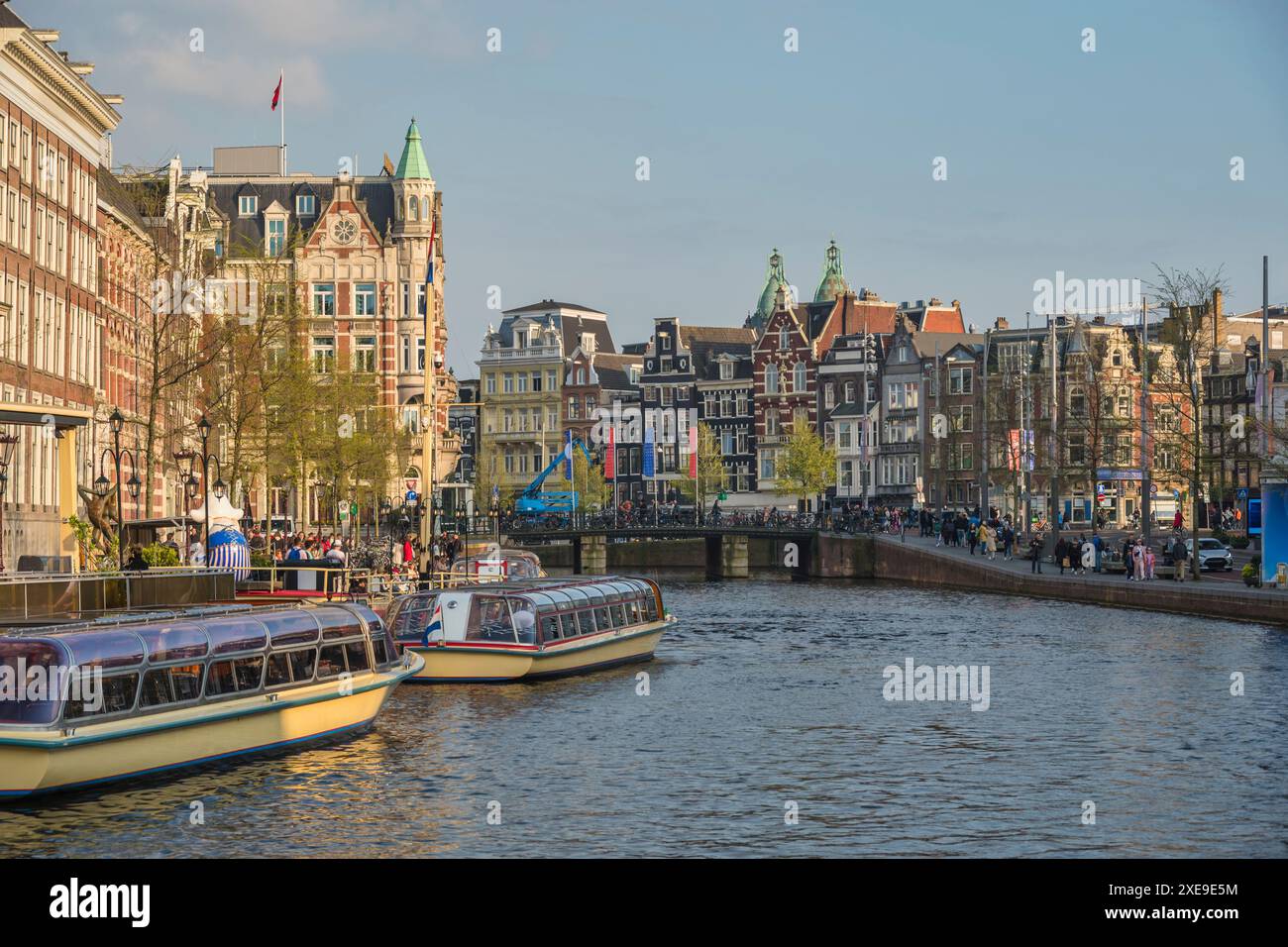 Amsterdam Paesi Bassi, skyline della città sul lungomare del canale Foto Stock