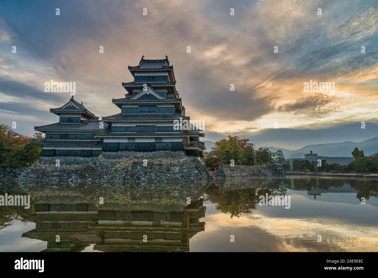 Matsumoto Nagano, alba al castello di Matsumoto nella stagione autunnale Foto Stock
