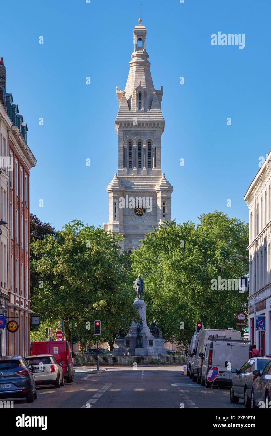 Lille, Francia - 23 giugno 2020: La chiesa di Saint-Michel è una chiesa costruita alla fine del XIX secolo, in Place Philippe Lebon, nel centro di Lille Foto Stock