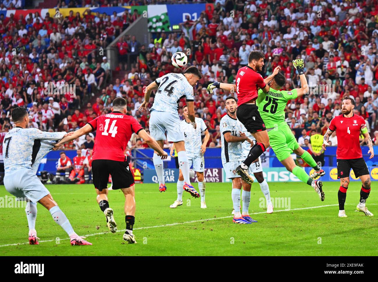 Gelsenkirchen, Germania. 26 giugno 2024. Calcio, UEFA Euro 2024, Campionato europeo, Georgia - Portogallo, turno preliminare, gruppo F, giorno 3, Schalke Arena, il portoghese Antonio Silva (centro l) in azione contro il giocatore della Georgia Lasha Dvali (M) e il portiere Giorgi Mamardashvili (centro r). Credito: David Inderlied/dpa/Alamy Live News Foto Stock