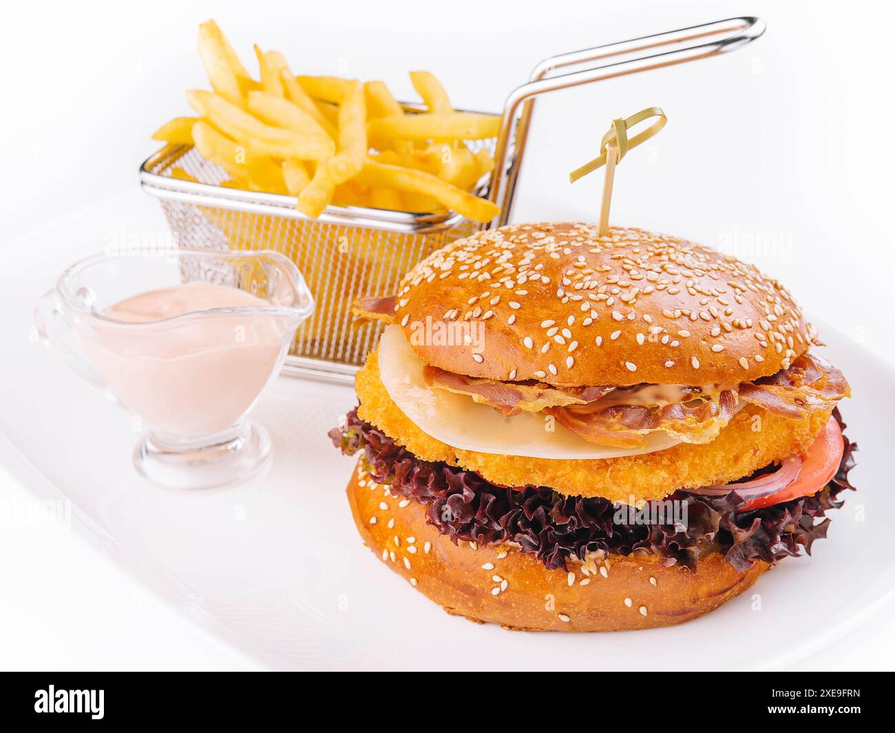 Hamburger di pollo fritto croccante servito con patatine fritte Foto Stock