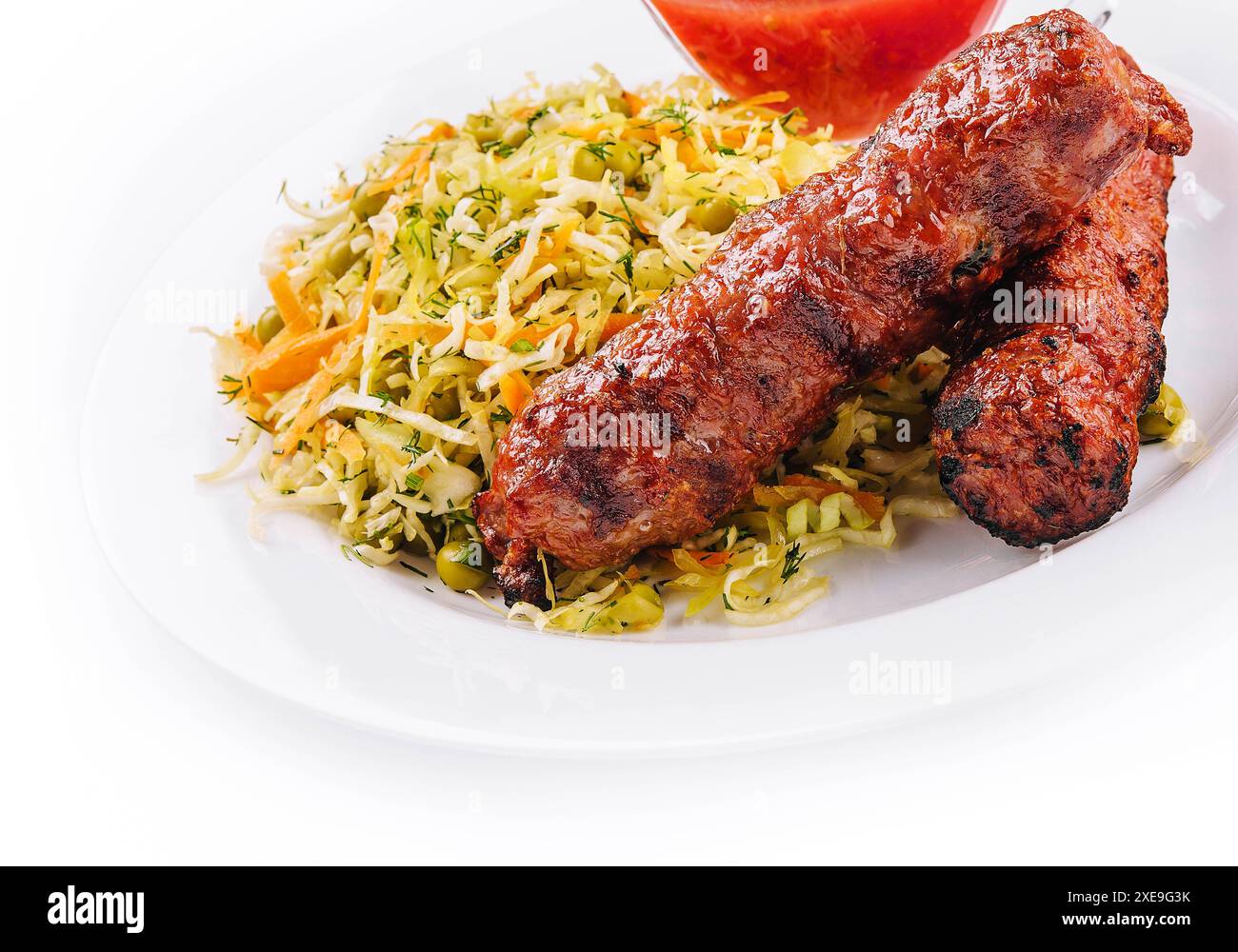 Bastoncini di carne Mititei mici tradizionali moldavi con cavolo e salsa Foto Stock