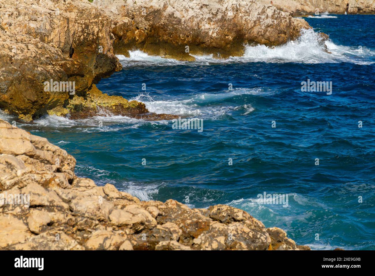 Vista ravvicinata sull'oceano verde della costa rocciosa Foto Stock