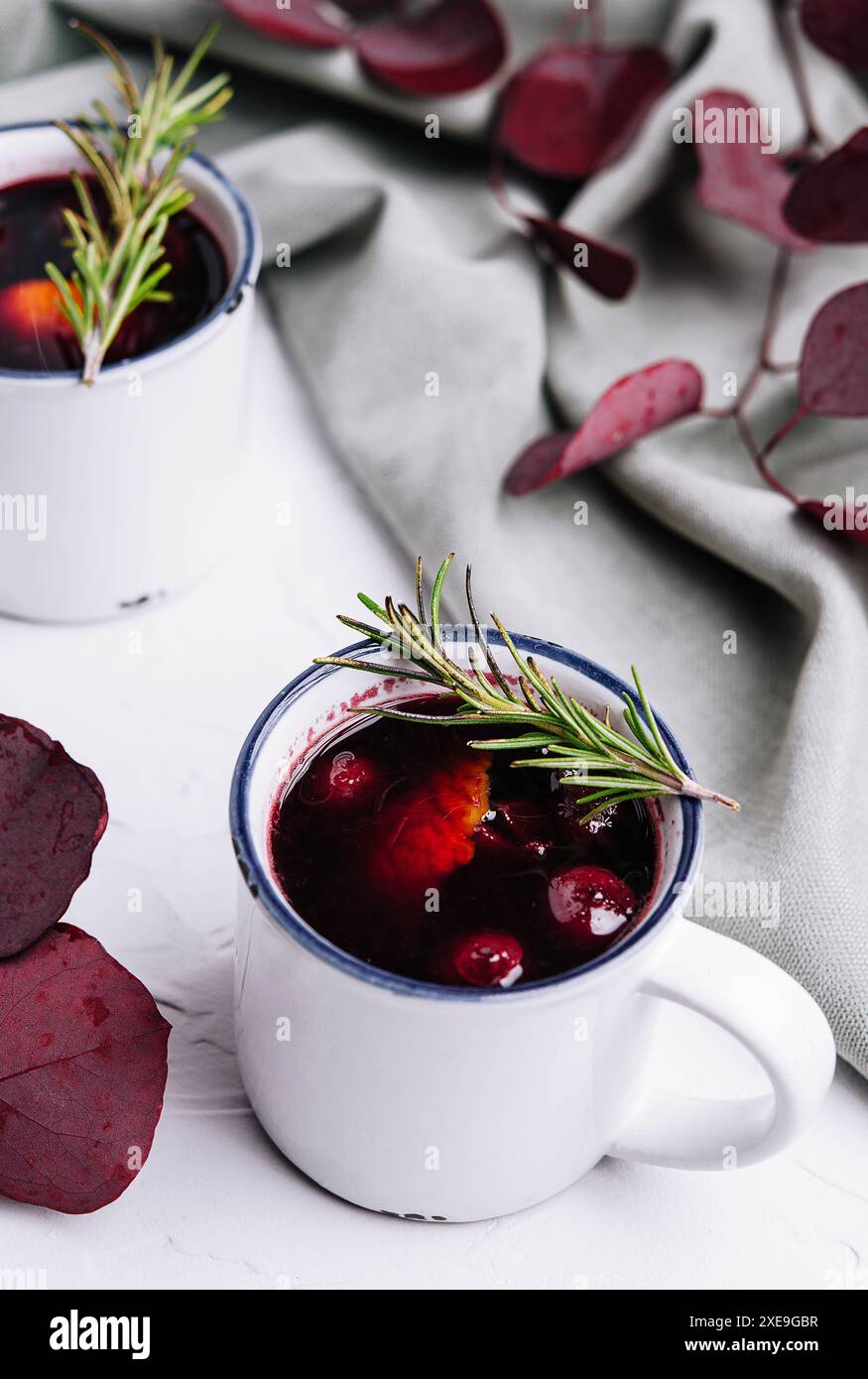 VIN brulé in tazze bianche d'annata Foto Stock