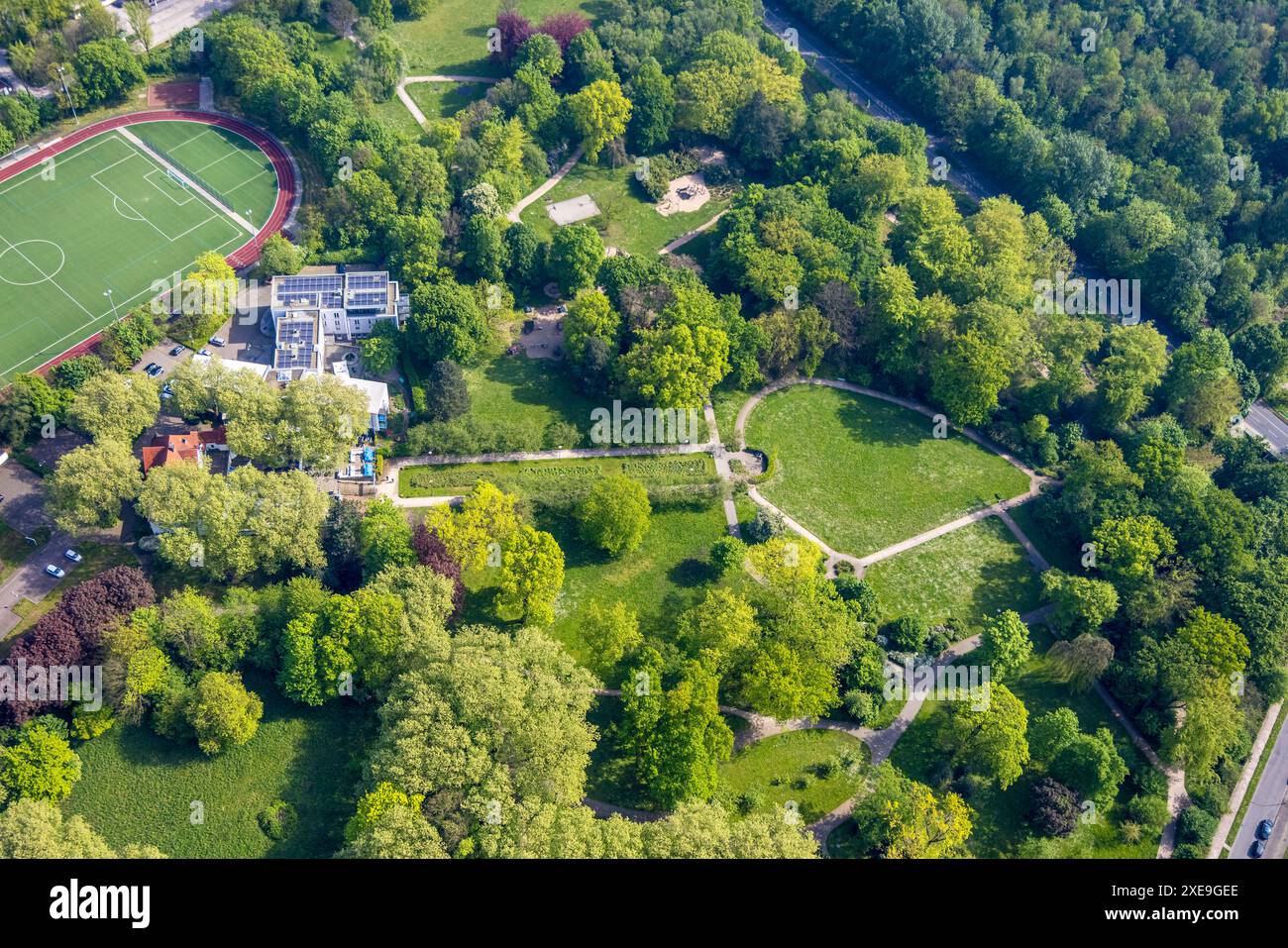 Vista aerea, giardino della città di Herne, Parkhotel Herne con tetto solare, parco giochi nel giardino della città, parco con prati e panchina, Herne-Mitte, Herne, Ruhr Foto Stock