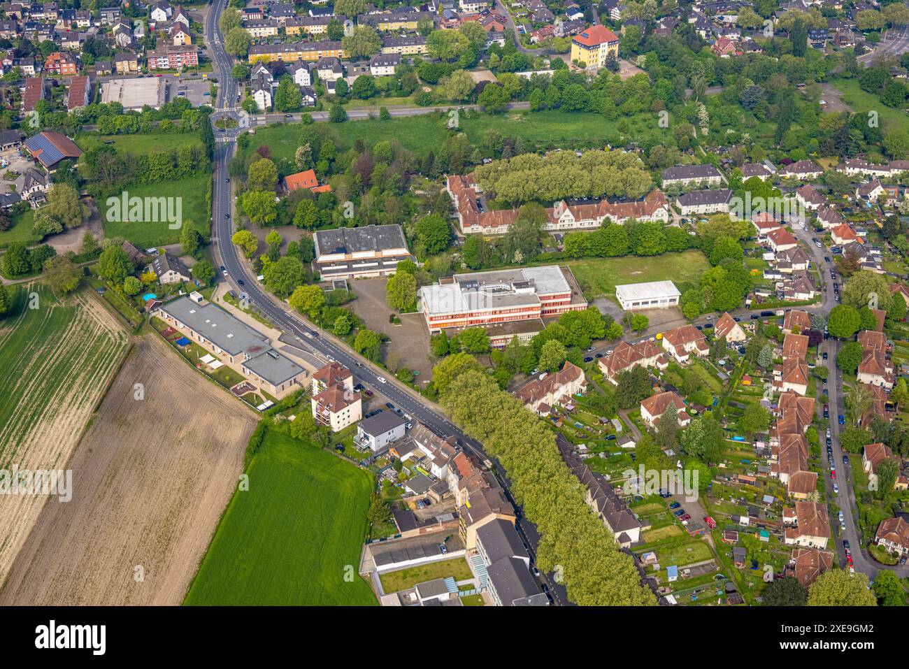 Vista aerea, scuola secondaria di Sodingen e palazzetto dello sport Castroper Straße, gruppo di case Teutoburgiahof con area verde di alberi nel cortile interno Foto Stock