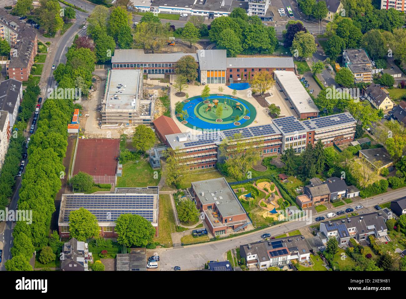 Vista aerea, centro del distretto H2Ö istituzione no-profit e scuola di colibrì con tetto solare, colorata area interna circolare, Herne-Süd, Herne, Ruhr Foto Stock