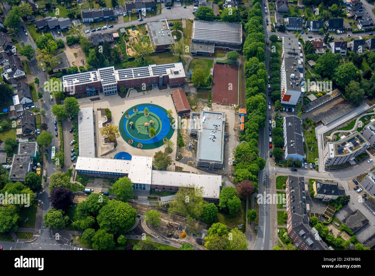 Vista aerea, centro del distretto H2Ö istituzione no-profit e scuola di colibrì con tetto solare, colorata area interna circolare, Herne-Süd, Herne, Ruhr Foto Stock