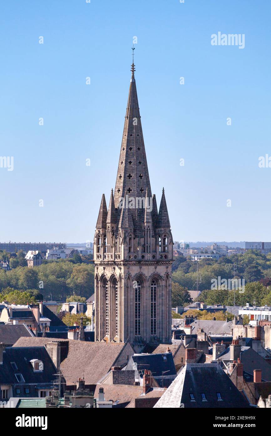 La vista aerea della chiesa di Saint-Sauveur è un luogo di culto cattolico nel centro storico di Caen. Foto Stock