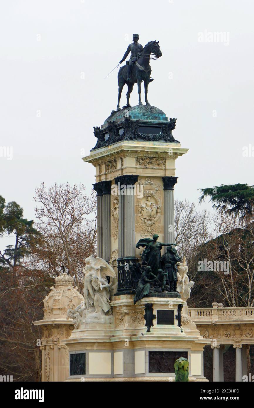 Monumento ad Alfonso XII. Presso il lago artificiale Estanque del Retiro, Spagna Foto Stock