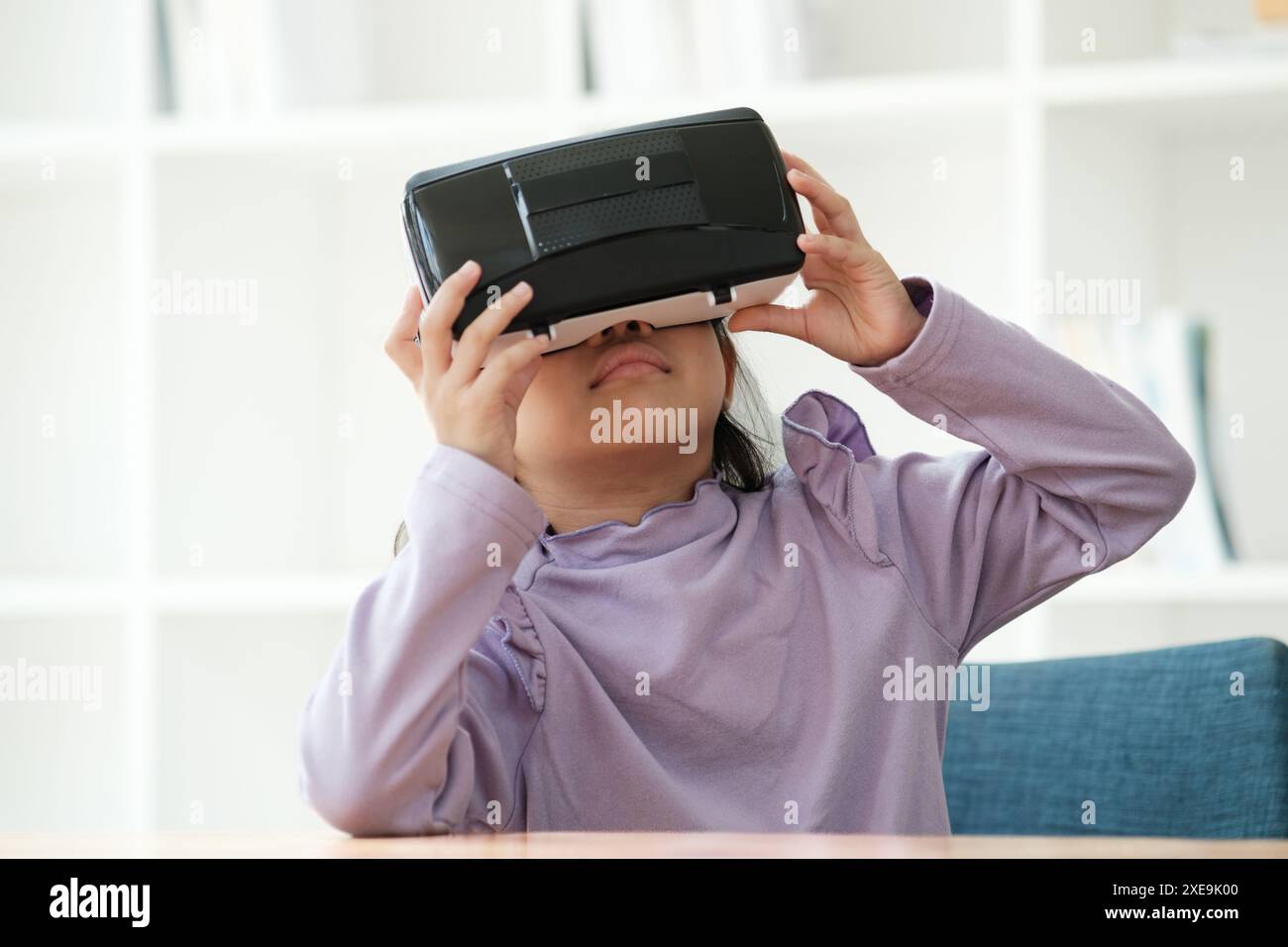 Bambini deliziati dall'esperienza di realtà virtuale Foto Stock