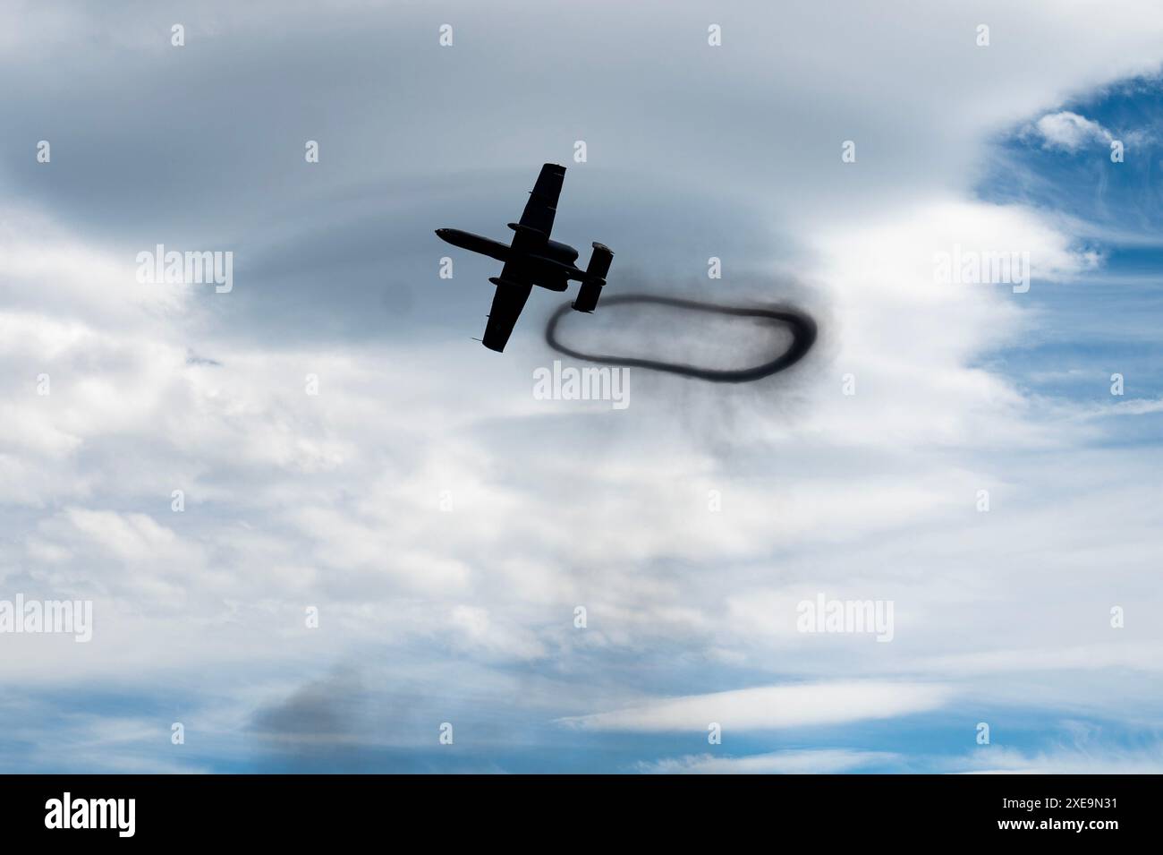 L'A-10C Thunderbolt II Demonstration Team si esibisce durante il Fairchild SkyFest 2024 Airshow e la open House presso Fairchild Air Force base, Washington, 22 giugno 2024. L'A-10 Thunderbolt II Demonstration Team, di stanza fuori dalla Davis-Monthan Air Force base, Arizona, si esibisce in spettacoli in tutto il paese per mostrare le capacità di combattimento uniche dell'A-10 "Warthog". Il team Fairchild ha ospitato il Fairchild Skyfest 2024 Airshow il 22 e 23 giugno per ringraziare la comunità locale per il loro sostegno e partnership. Lo spettacolo aereo comprendeva la squadra dimostrativa A-10 Thunderbolt II, la squadra di paracadutisti Wings of Blue, Foto Stock