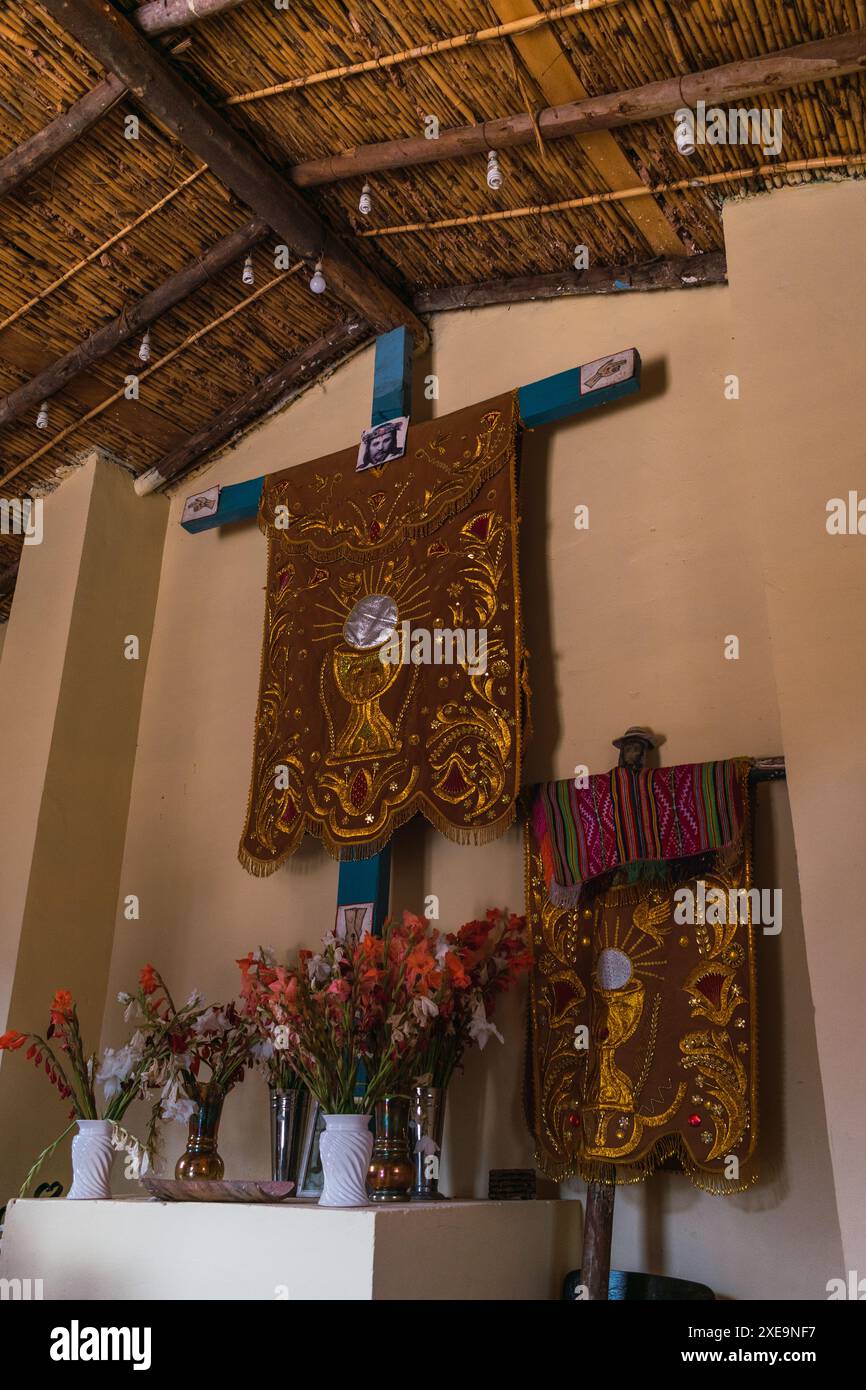 Crocifisso tradizionale delle Ande in Perù decorato con costumi e fiori tradizionali Foto Stock
