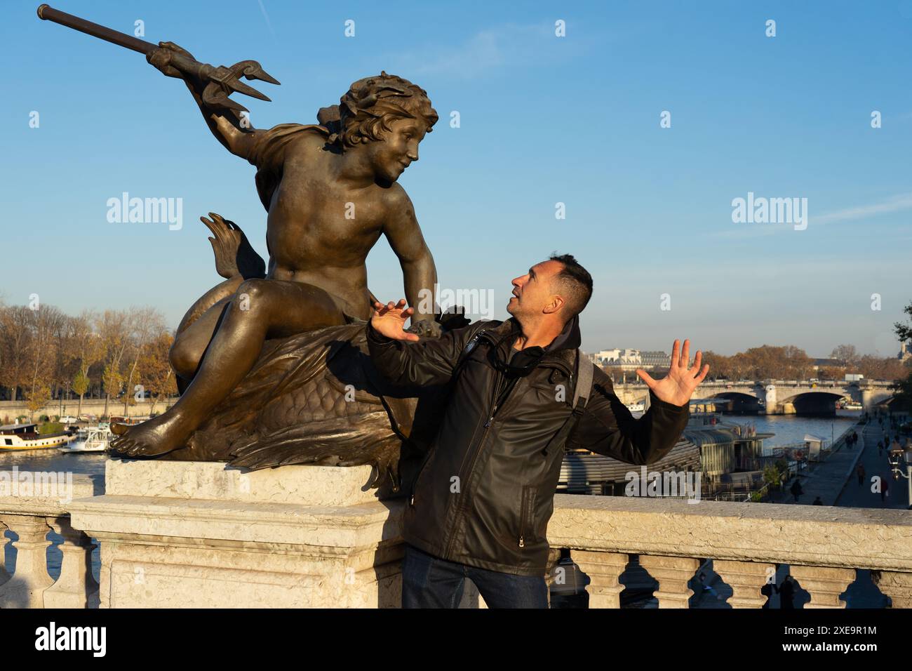 Oggetti decorativi o manufatti dal ponte Alexandre III a Parigi-Francia. Foto Stock