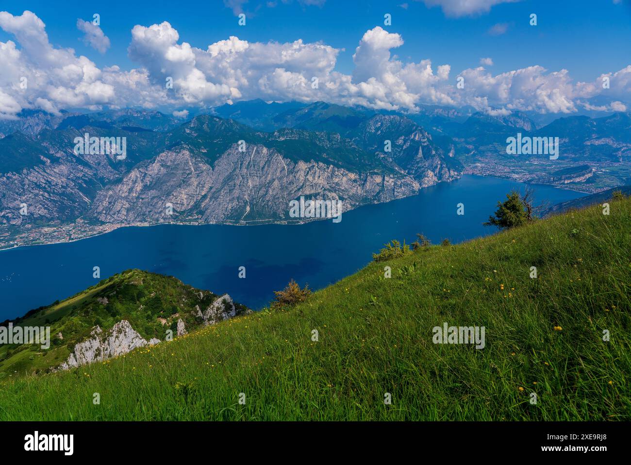 Vista panoramica dal Monte Baldo sul Lago di Garda vicino a Malcesine in Italia. Foto Stock