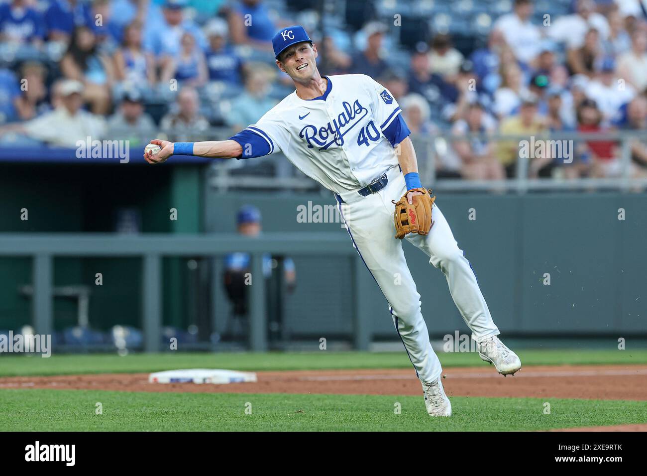 Kansas City, Missouri, Stati Uniti. 25 giugno 2024. La terza base dei Kansas City Royals, CJ Alexander (40), viene lanciata in prima posizione durante una partita contro i Miami Marlins al Kauffman Stadium di Kansas City, Missouri. David Smith/CSM/Alamy Live News Foto Stock