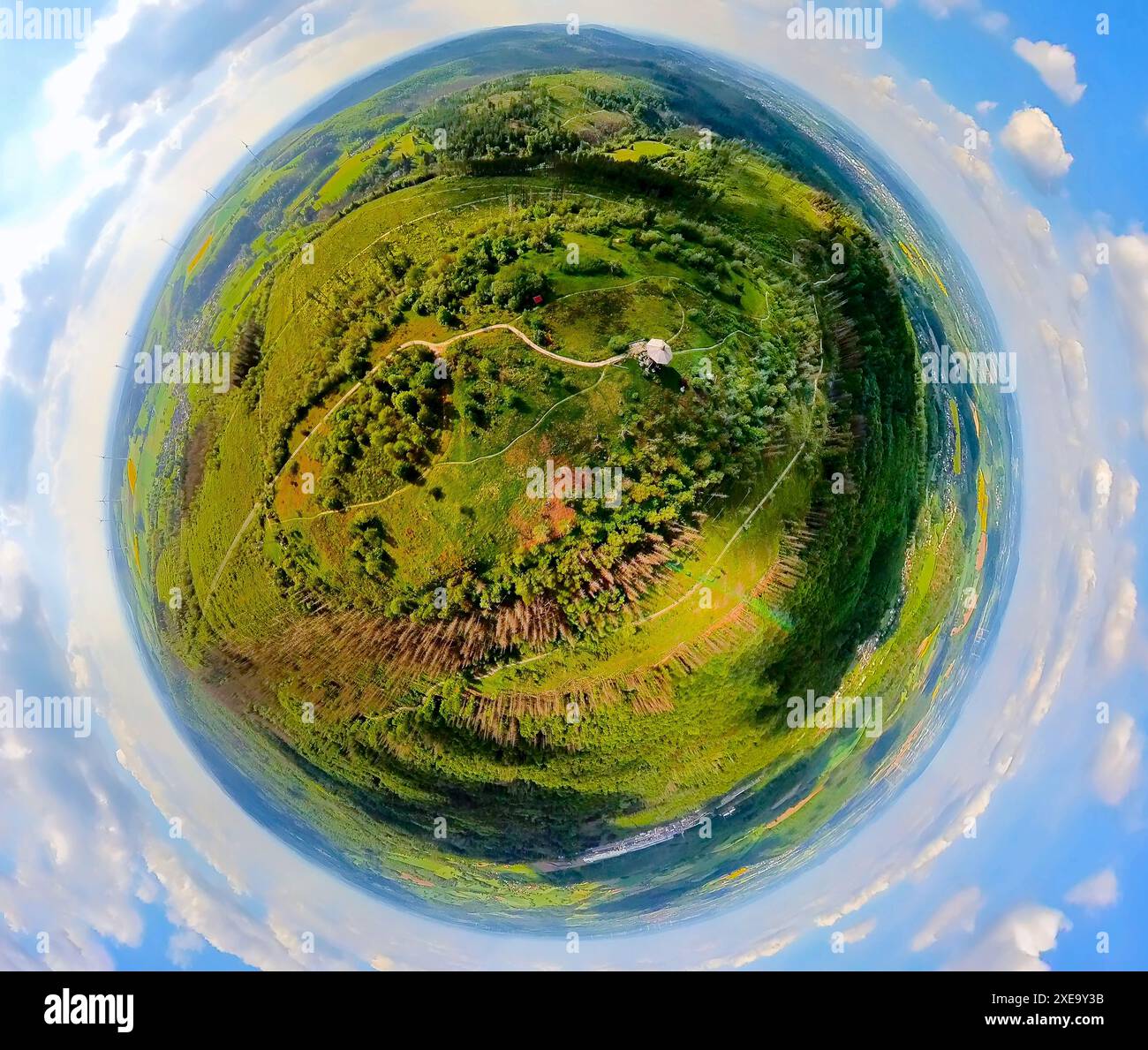Foto aerea, torre di osservazione di Eggeturm sulla cima della collina Lippische Velmerstot, cantiere in ristrutturazione, foresta di Teutoburgo, globo, immagine fisheye Foto Stock