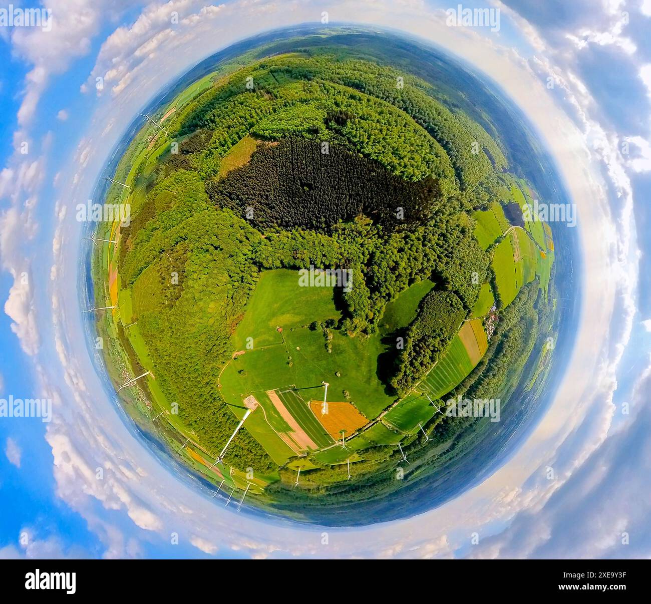 Foto aerea, riserva naturale NSG Bielsteinhöhle, foresta mista, foresta di Teutoburgo, globo, immagine fisheye, immagine a 360 gradi, piccolo mondo, piccolo p Foto Stock