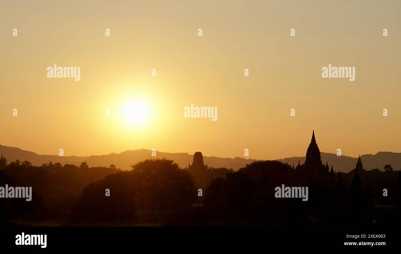 Serenity al tramonto: Templi di Bagan, Myanmar, nell'ora d'oro Foto Stock