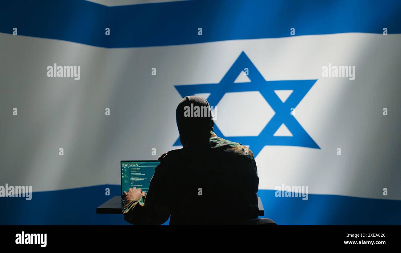 L'agente di polizia segreta di Israele utilizza strumenti di propaganda di massa su laptop per influenzare le menti della popolazione, impegnandosi in operazioni psicologiche. La spia israeliana del Mossad commette sabotaggio PsyOp usando il dispositivo, la telecamera B. Foto Stock