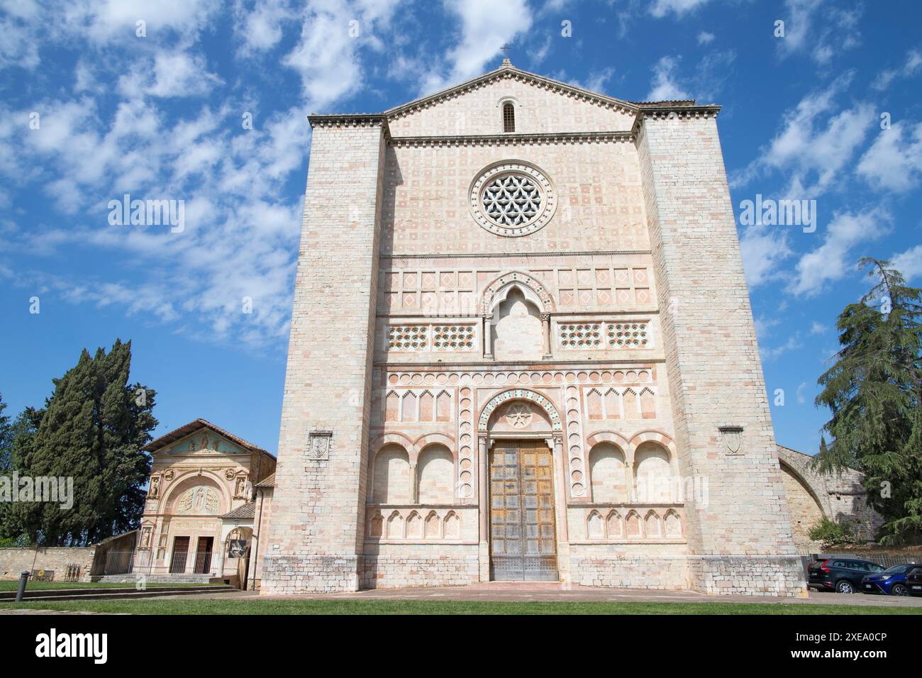 PERUGIA, ITALIA - 16 MAGGIO 2024: La facciata della chiesa Oratorio dei Santi Andrea e Bernardino e della chiesa di San Francesco al Prato Foto Stock