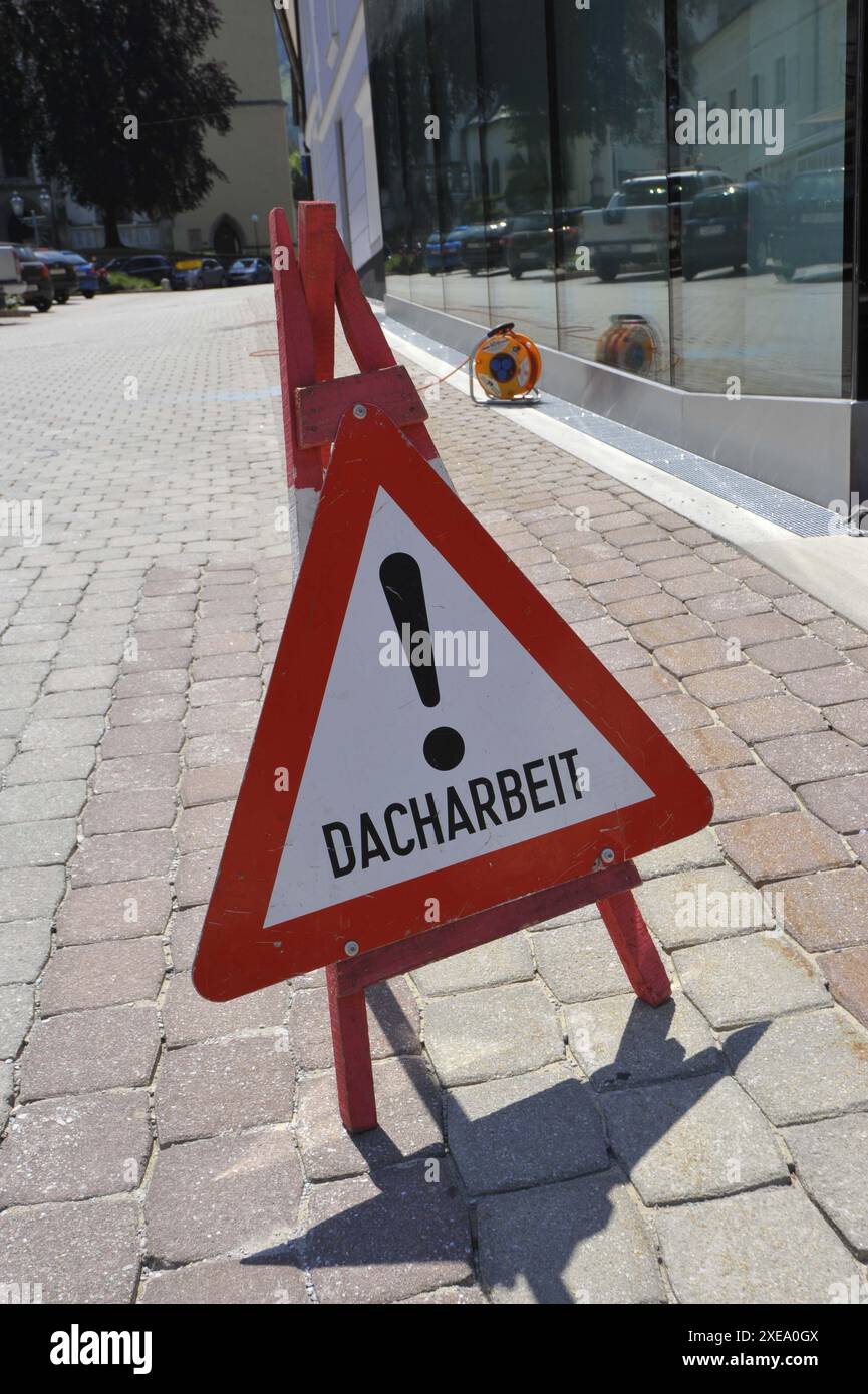 Roofer al lavoro in un edificio Foto Stock