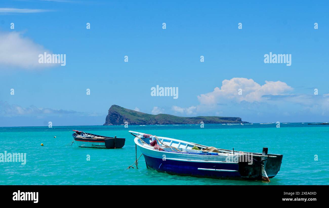 Scopri la serenità e l'avventura in un'idilliaca fuga sull'isola a Mauritius, dove le acque turchesi si incontrano con le spiagge orlate da palme Foto Stock