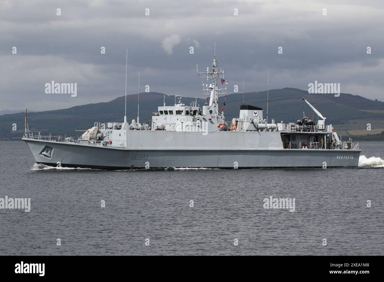 UNS Chernihiv (M310), un cacciatore di minatori di classe Sandown gestito dalla Marina Ucraina, passando Greenock sul Firth of Clyde. La nave partecipa all'esercitazione Sea Breeze 24-1, un'esercitazione militare multinazionale che si svolge in Scozia. Questa nave aveva servito con la Royal Navy britannica come HMS Grimsby (M108), fino a quando non fu dismessa nel 2022, per poi essere trasferita alla Marina Ucraina nel 2023. Foto Stock