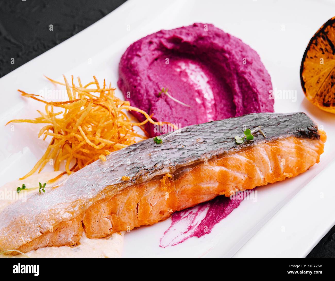 Salmone con purea di barbabietole e salsa panna Foto Stock