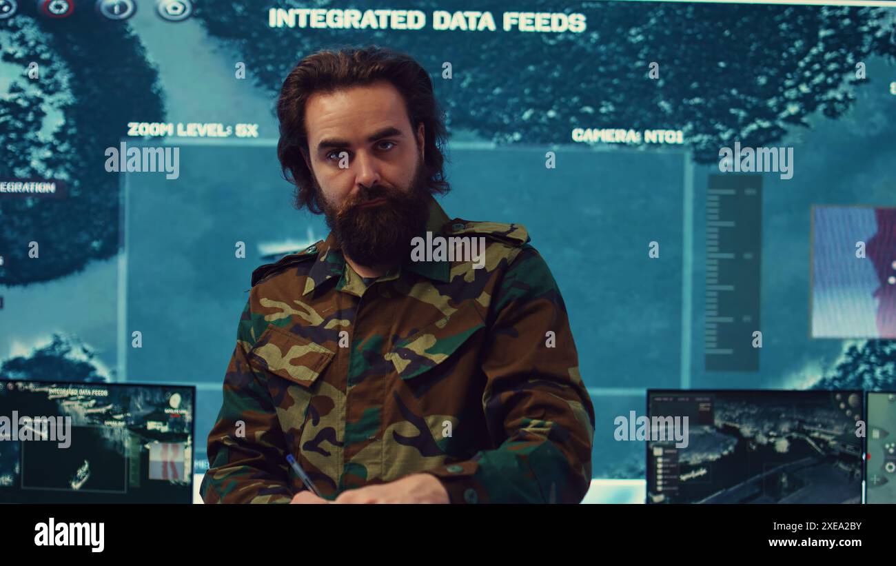 L'agente analizza i rapporti di intelligence per anticipare i movimenti nemici e adattare le strategie di conseguenza. Monitoraggio dei dati dei campi di battaglia in tempo reale per fornire aggiornamenti critici ai comandanti. Telecamera B.. Foto Stock