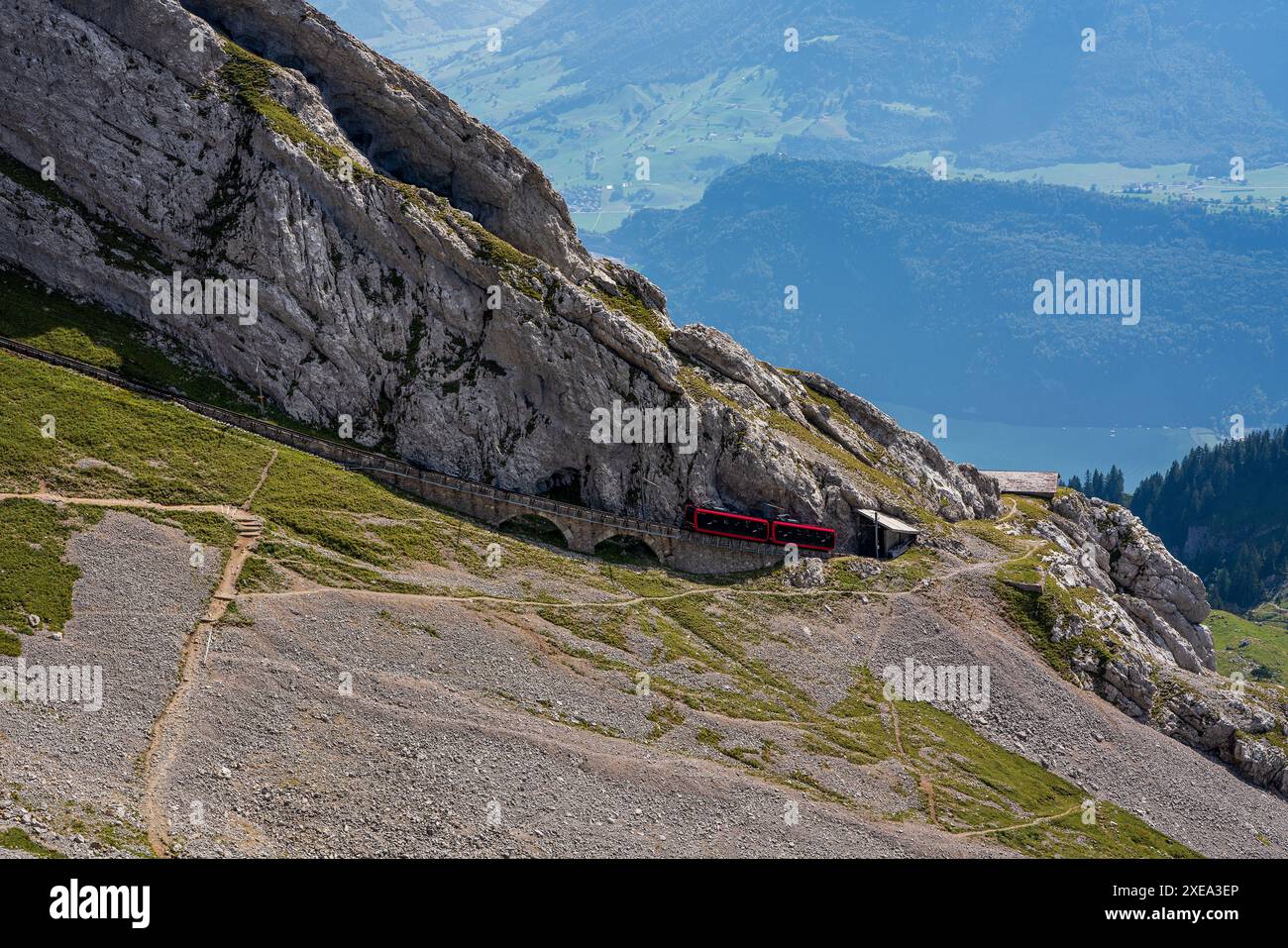 Pilatus Railway all'ingresso della stazione di montagna Pilatus Kulm in Svizzera. La ferrovia Pilatus è la più ripida cremagliera rai Foto Stock