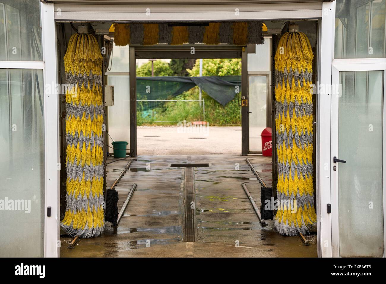 Riva del Garda, Lago di Garda, Italia - 24 giugno 2024: Autolavaggio per la pulizia di auto e veicoli presso una stazione di servizio. Autolavaggio *** Eine Waschstraße zur Reinigung von Autos und Fahrzeugen an einer Tankstelle. Waschanlage Foto Stock