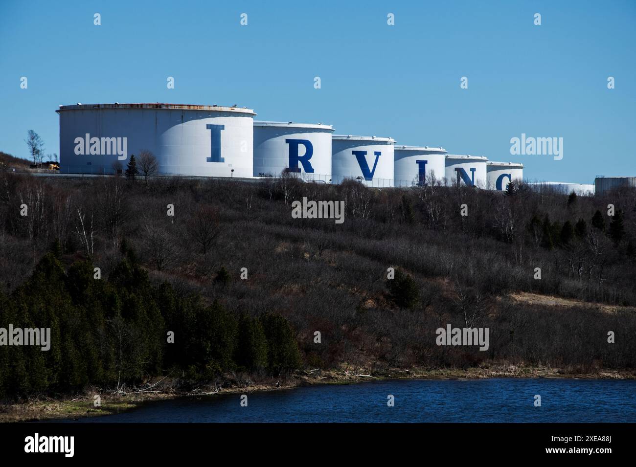 Tanks che scrive Irving firma alla raffineria di petrolio Irving a Saint John, New Brunswick, Canada Foto Stock