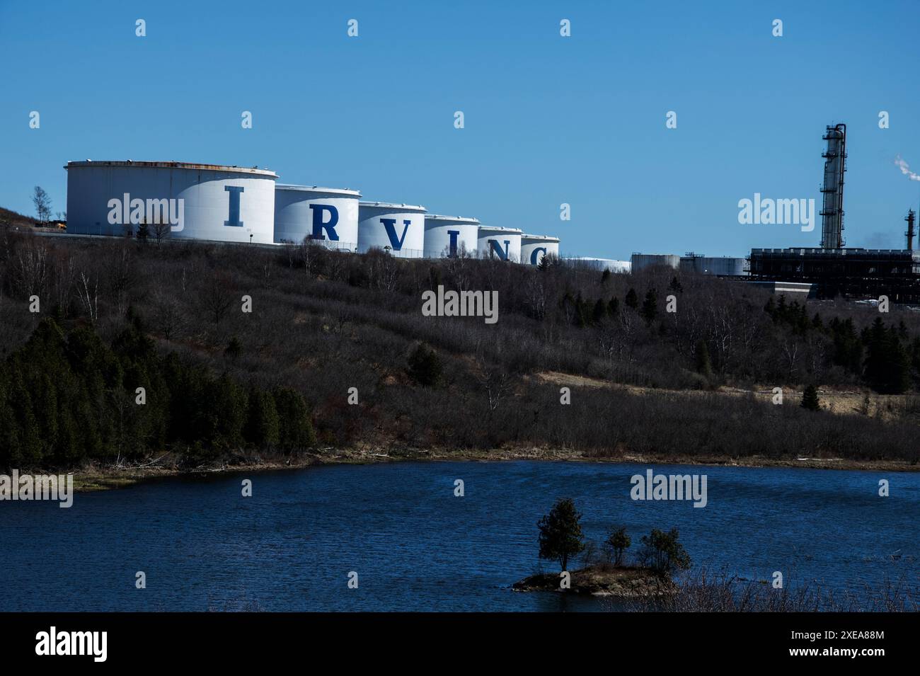 Tanks che scrive Irving firma alla raffineria di petrolio Irving a Saint John, New Brunswick, Canada Foto Stock