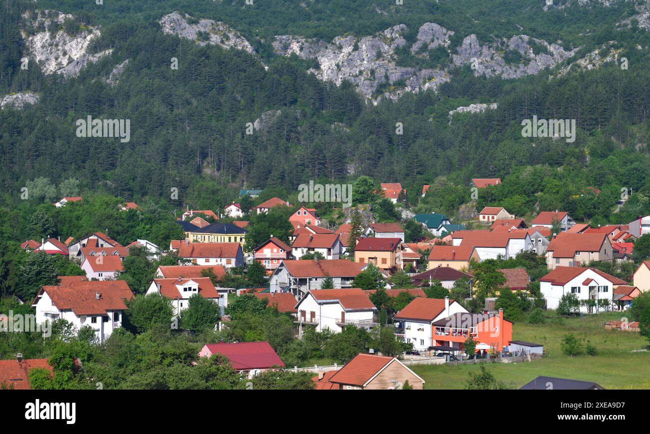 Tipico villaggio in Montenegro, case con tetti rossi Foto Stock