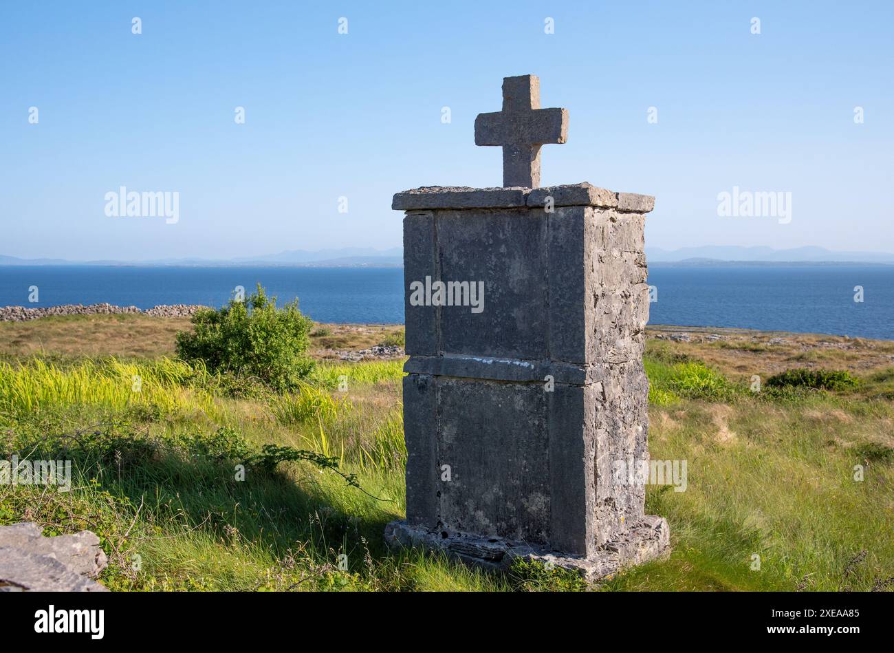 Tradizionale croce di sepoltura, situata lungo la strada nell'isola di Inishmore, nelle isole Aran, nella contea di Galway, sulla costa dell'Irlanda occidentale Foto Stock