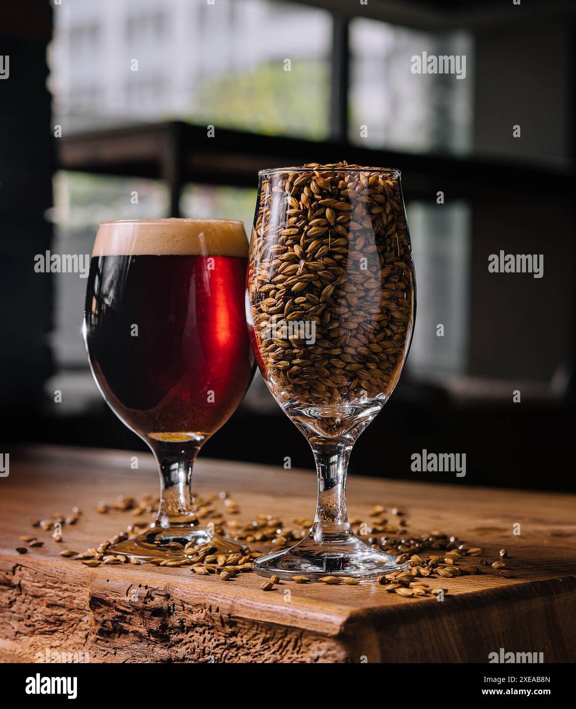 Birra fresca scura con un bicchiere di grano Foto Stock