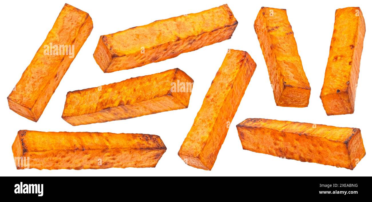 Bastoncini di patate dolci al forno isolati su sfondo bianco Foto Stock