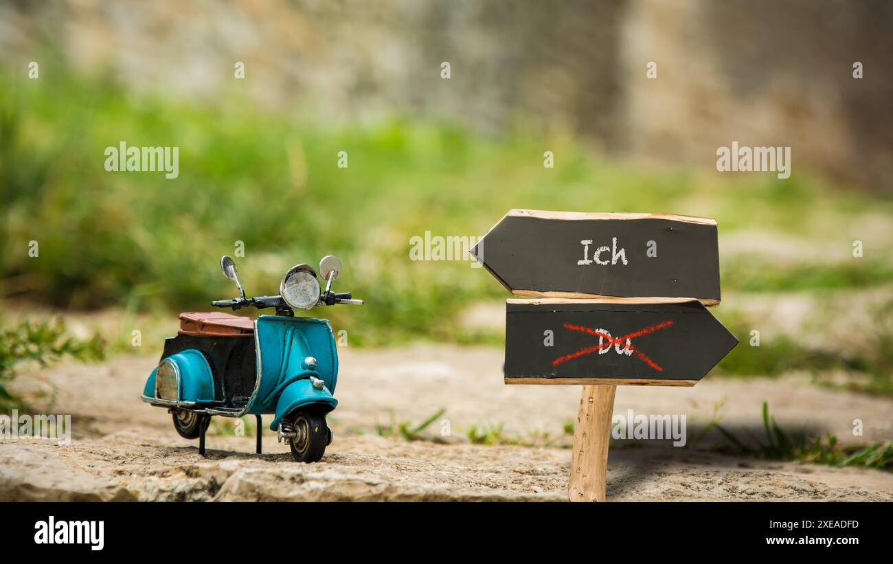 Segnalate la strada diretta verso ME contro DI VOI - Bildmontage Foto Stock