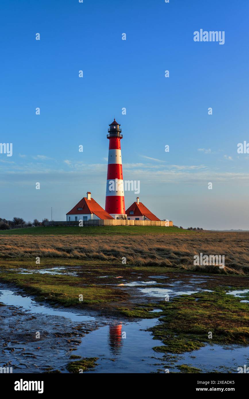 Faro di Westerheversand sul Mare del Nord, punto di riferimento della penisola di Eiderstedt in Germania. Foto Stock Faro di Westerheversand sul Mare del Nord, punto di riferimento della penisola di Eiderstedt in Germania. Foto Stock