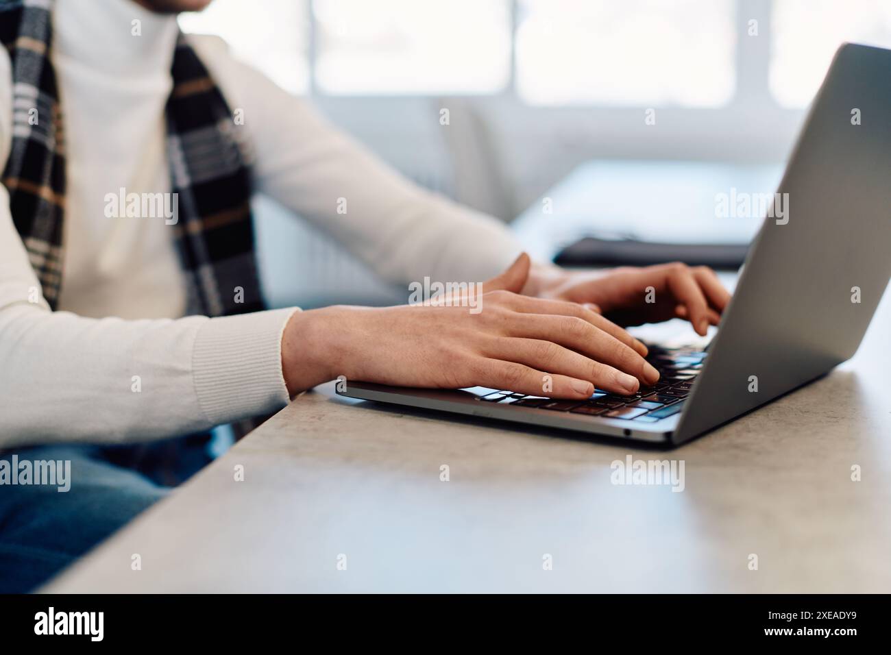 Uomo d'affari che utilizza un computer per documentare il concetto di gestione, il database di documentazione online e il sistema di archiviazione di file digitali Foto Stock