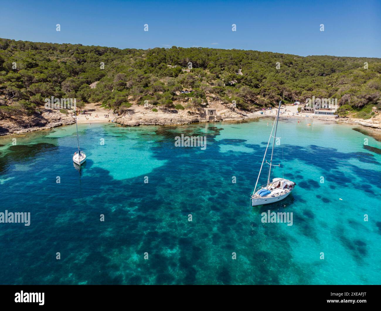 Barca a vela al di ancoraggio Foto Stock