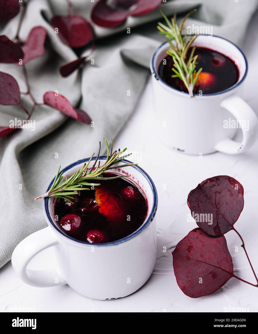 VIN brulé in tazze bianche d'annata Foto Stock
