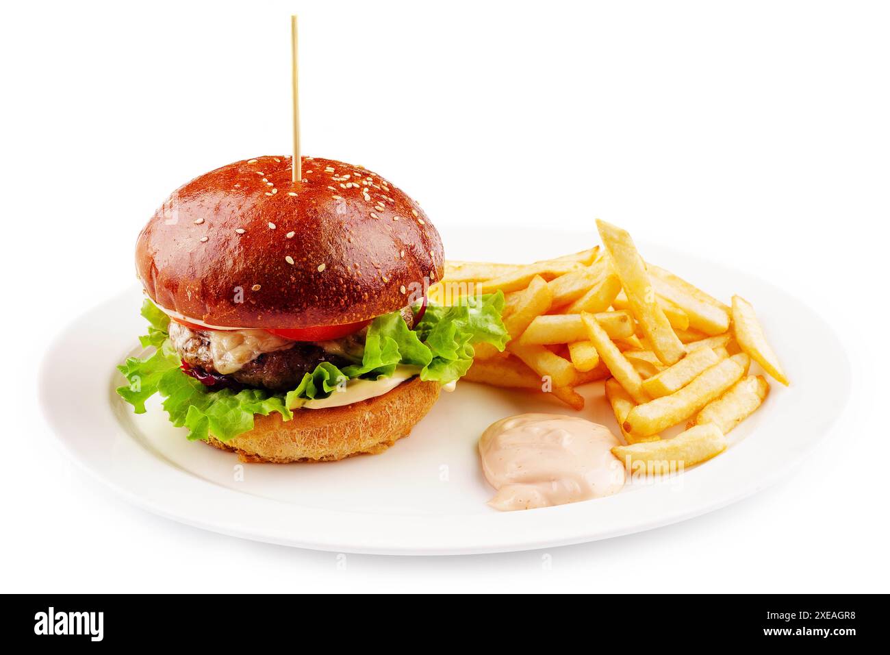 Classico hamburger di manzo con formaggio e patatine fritte Foto Stock