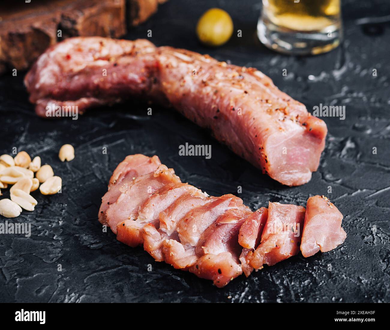 Stuzzichini con birra preparati su tavola di pietra Foto Stock